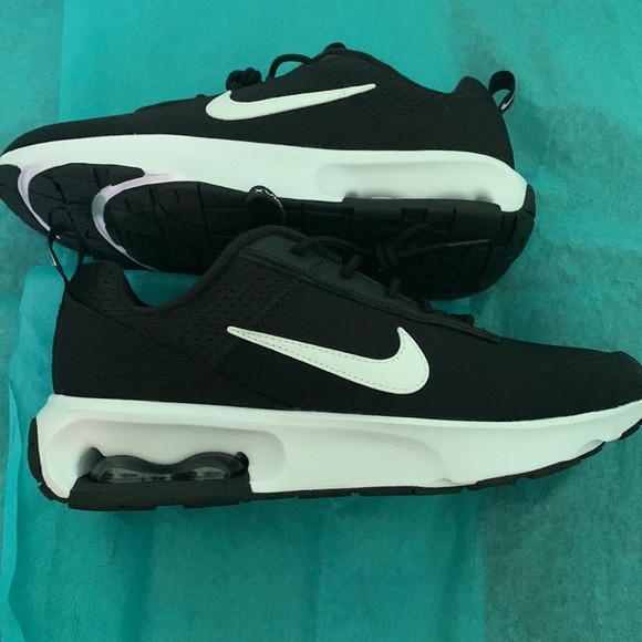 Nike Air Max Women’s size 8 Color Black and white! - Picture 2 of 5